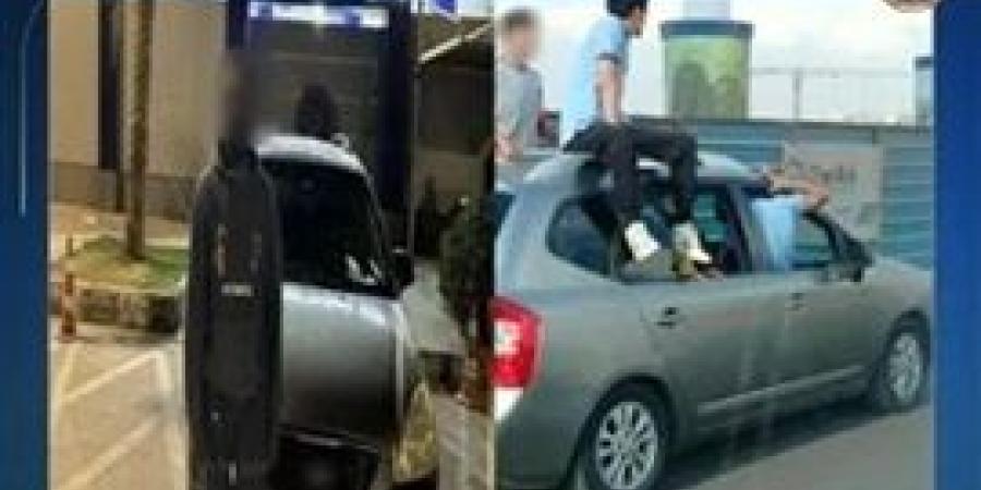 القبض علي سائق سمح لطفل بالجلوس أعلى سقف السيارة أثناء سيرها بالإسكندرية