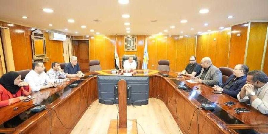 محافظ أسيوط يواصل لقاءاته بأصحاب شركات السياحة لدفع الحركة السياحية وتنشيط القطاع السياحي