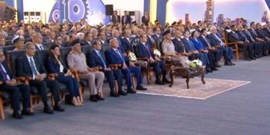 الرئيس السيسي يشاهد فيلم تسجيلي عن دعم عمال مصر