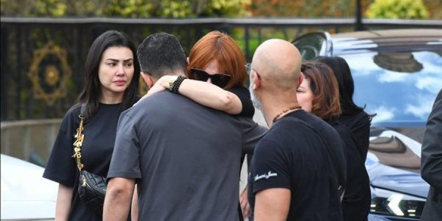 نجوم الفن يشيّعون وليد مصطفى في جنازة مؤثرة| شاهد