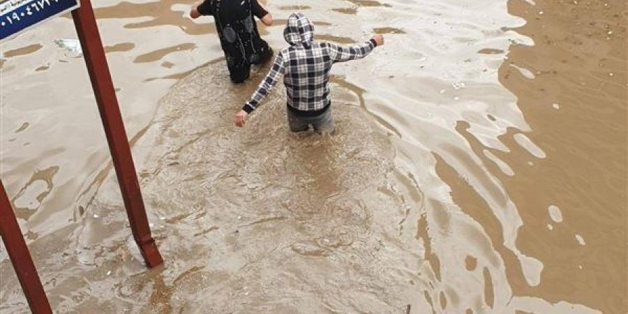 أمطار غزيرة تضرب الشوارع وتغرق السيارات في دمياط