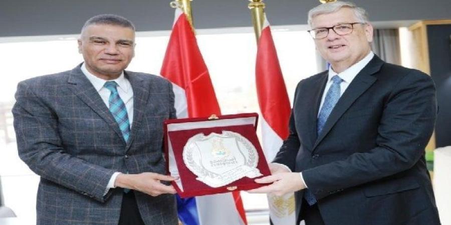 محافظ أسوان يستعرض الفرص الاستثمارية الواعدة أمام سفير هولندا