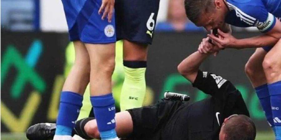 موقف غريب.. مهاجم ليستر يطلق صافرة الحكم لإيقاف المباراة تعرف على التفاصيل