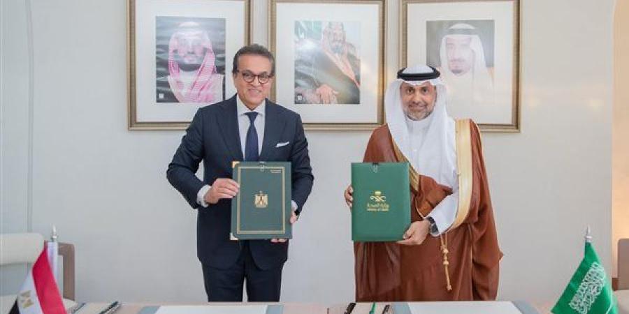 وزير الصحة ونظيره السعودي يوقعان مذكرة تفاهم للتعاون المشترك بين البلدين