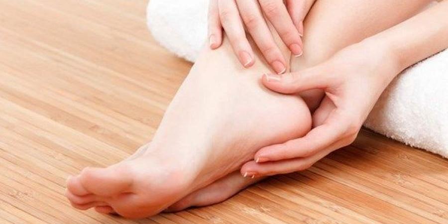 تنميل القدمين المزعج .. التخفيف منه وعلاجه بطرق منزلية آمنة