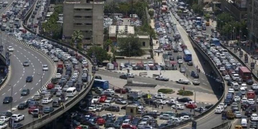 «قبل ما تنزل من بيتك».. كثافات مرورية بطرق ومحاور القاهرة والجيزة
