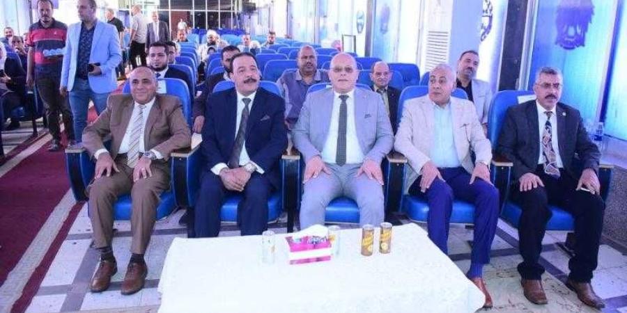 رئيس جامعة سوهاج يشهد مناقشة ماجستير بكلية الآداب حول الأساليب الطلبية في شعر فولاذ الأنور