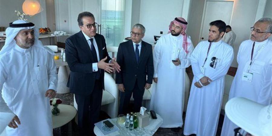 وزير الصحة يلقي محاضرة بعنوان "الثورات الصناعية والرعاية الصحية"