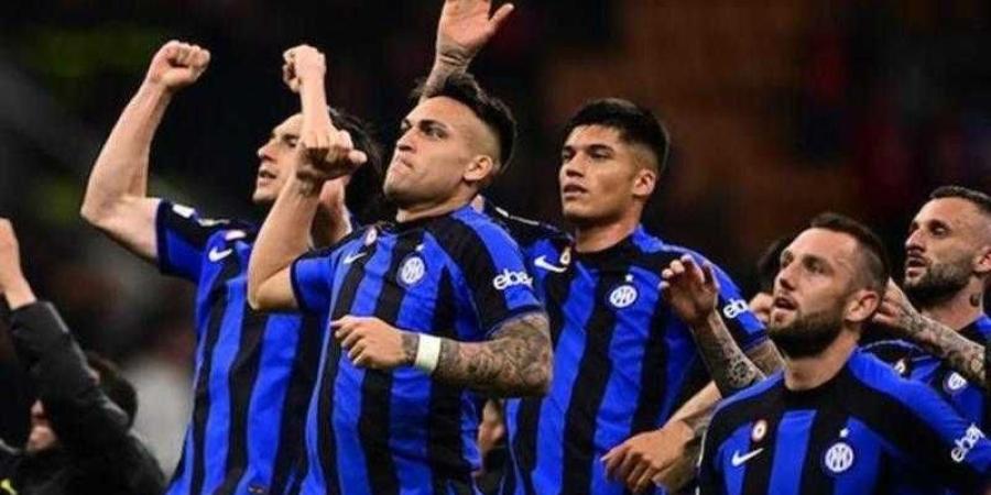ميلان يواجه جنوى الليلة لمواصلة التقدم في الدوري الإيطالي
