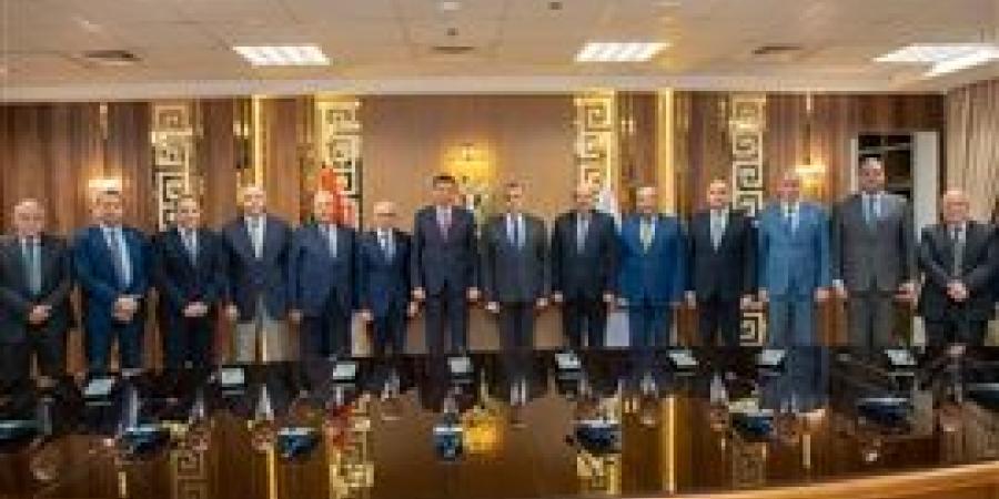 وزيرا " الإنتاج الحربى " و " الزراعة " يشهدان توقيع اتفاقية للاستفادة من المنتجات المدنية والمعدات الزراعية وتسويقها