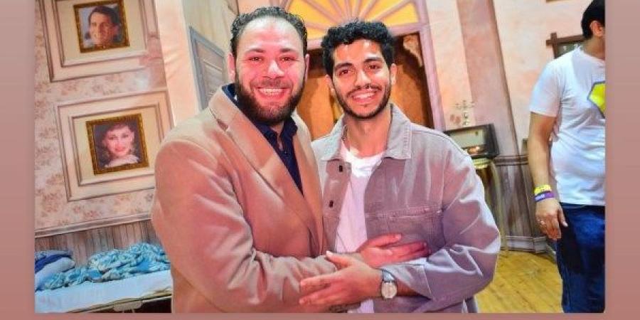 مينا مسعود يشيد بمسرحية في يوم وليلة