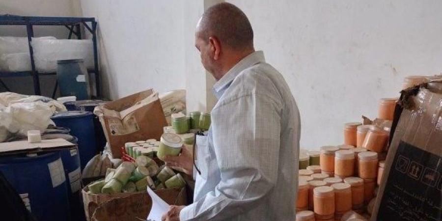 حفاظاً على صحة المواطنين.. ضبط 2 طن مواد خام مستخدمة لتصنيع مستحضرات التجميل منتهية الصلاحية بالشرقية