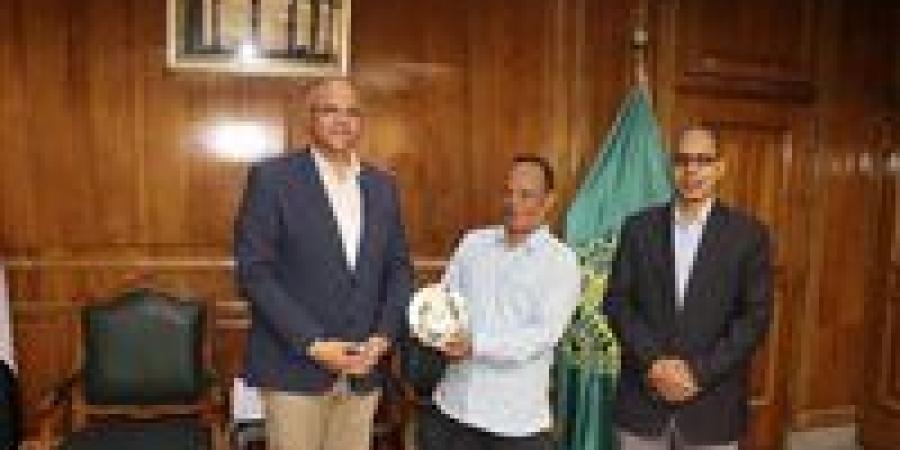 محافظ القليوبية يلتقي بالعامل المكرم من الرئيس السيسي
