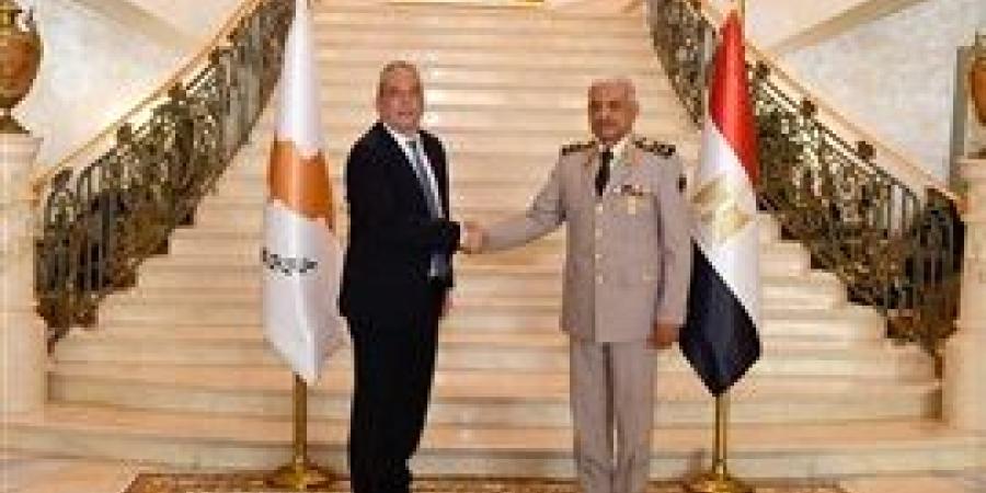 الفريق أول / عبدالمجيد صقر القائد العام للقوات المسلحة يلتقى وزير الدفاع القبرصى