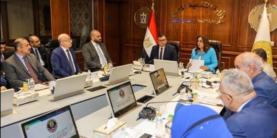 التنمية المحلية توجه بتخفيض تكلفة ووقت استخراج تراخيص المحال