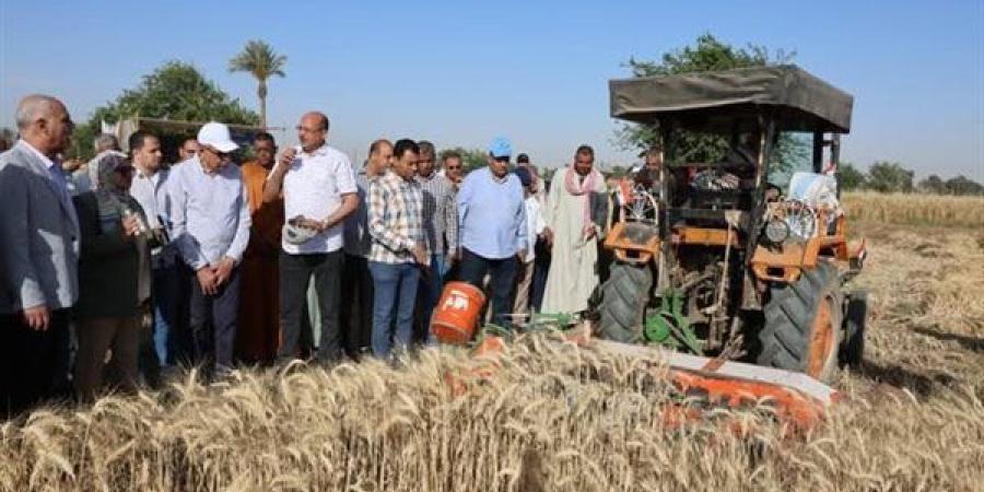 محافظ المنيا يُكرم المزارعين والرائدات الريفيات ومهندسي الإرشاد
