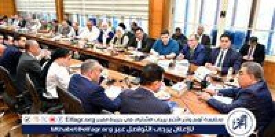 محافظ الدقهلية يجتمع بالمستثمرين للتشاور بشأن منح حق الانتفاع لـ 13 قطعة أرض كفرص استثمارية بجمصة