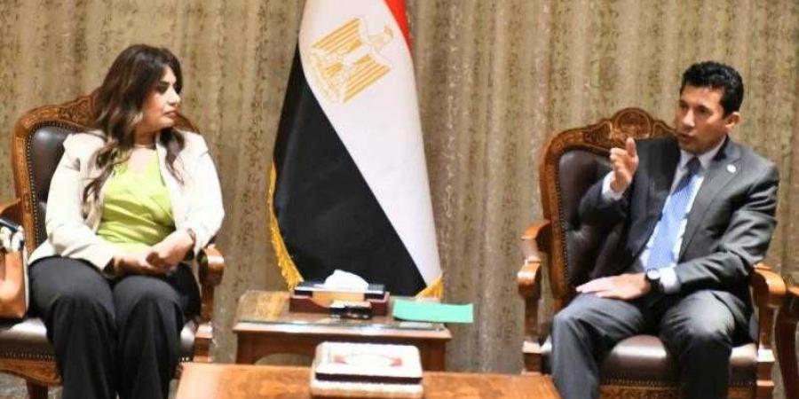 وزير الشباب والرياضة يبحث الاستدامة الخضراء ...