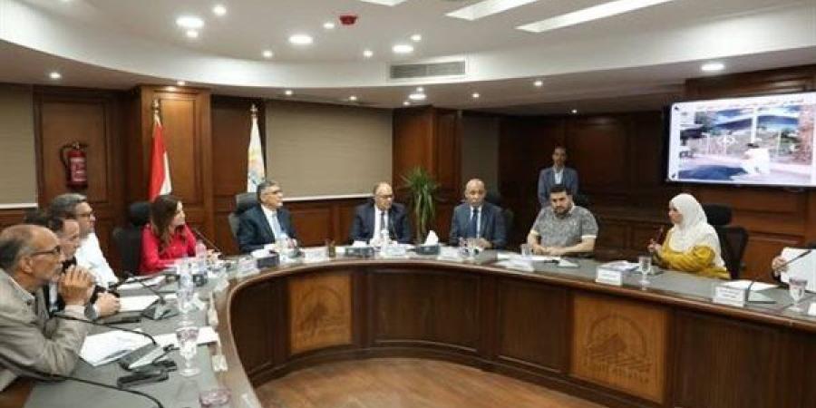 محافظ الجيزة يلتقي بمواطني أحياء الهرم وكرداسة والحوامدية وأطفيح للاستماع إلى شكواهم