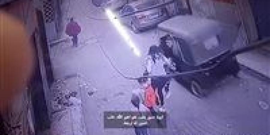 فيديو خطف طفل من أمه وسط الشارع يثير الغضب.. ما القصة؟