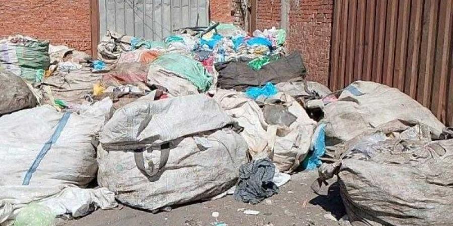 كواليس يوميات عمال النظافة بالقاهرة في مواجهة 20 ألف طن قمامة