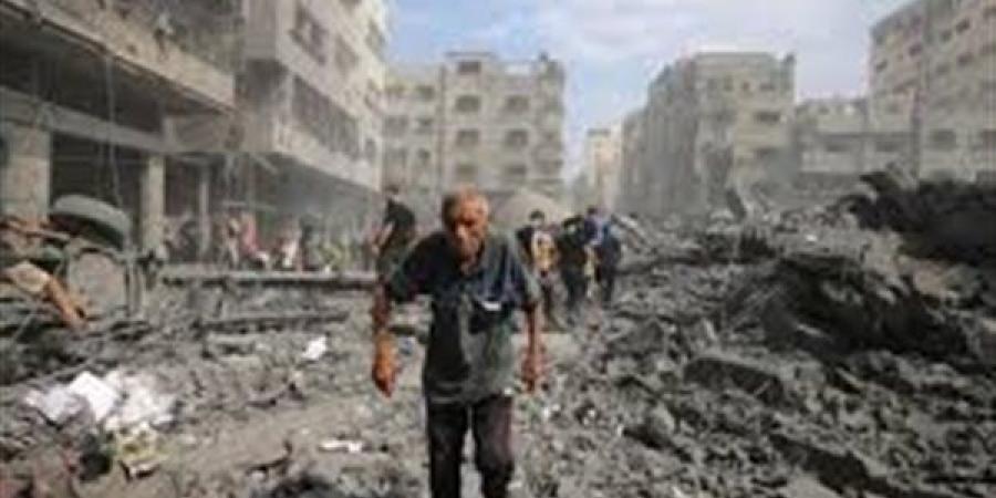 كاميرا القاهرة الإخبارية توثق دمار غزة بعد غارات على مطعم وسوق شعبي