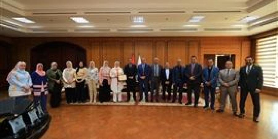 رئيس جامعة كفر الشيخ يسلم شهادة اعتماد برنامج علم النفس الإكلينيكي لأعضاء هيئة التدريس بكلية الآداب