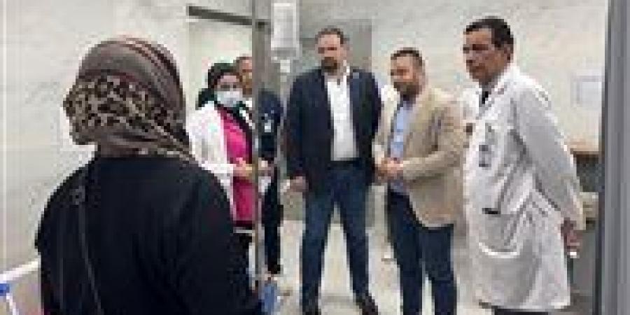 رئيس إقليم الصعيد ومدير الرعاية بالأقصر يتفقدان مبنى الطوارئ بالمجمع الطبي