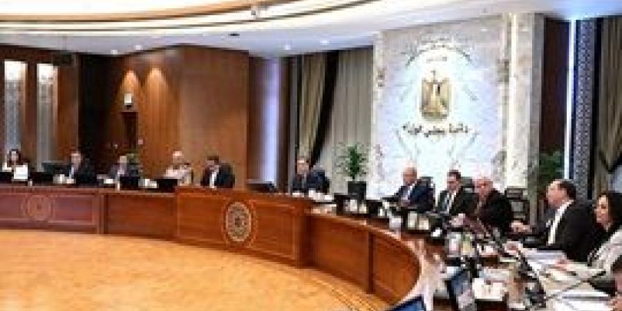 رئيس الوزراء يُكلف الوزراء المعنيين بتنفيذ توجيهات فخامة الرئيس خلال احتفالية عيد العمال