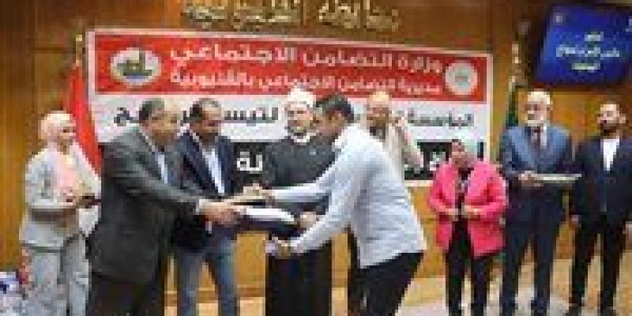 محافظ القليوبية يُسلِم ملابس الإحرام لحجاج الجمعيات الأهلية (صور)