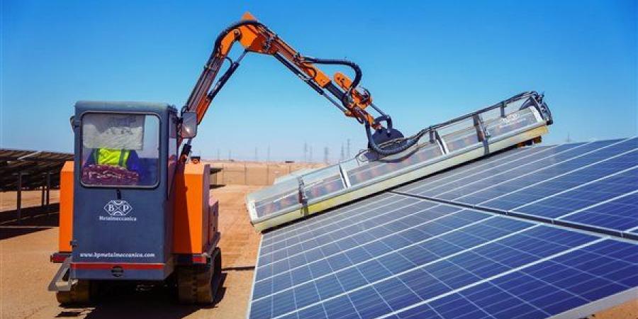 وفد وزارة التخطيط يتفقد عددًا من المشروعات التنموية بقطاعات الطاقة المتجددة بأسوان