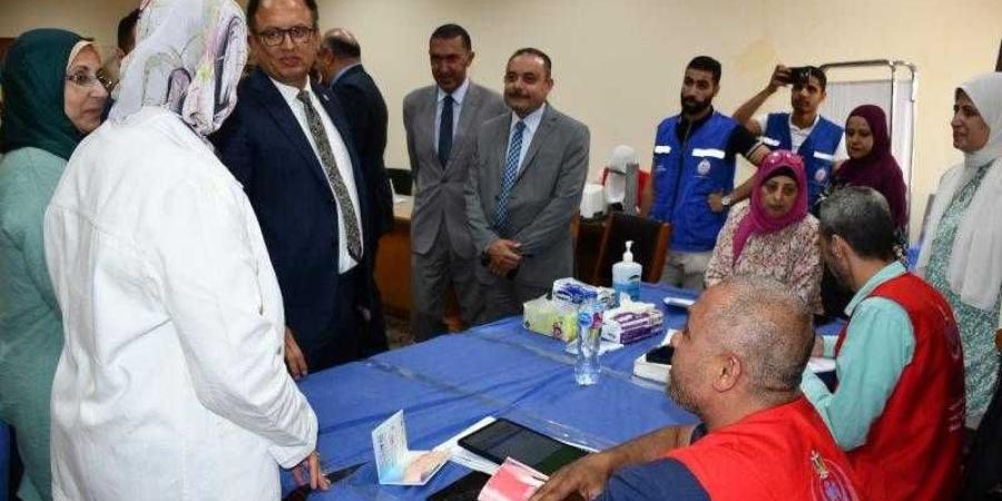 رئيس جامعة حلوان يتفقد المبادرات الطبية الموسعة ...