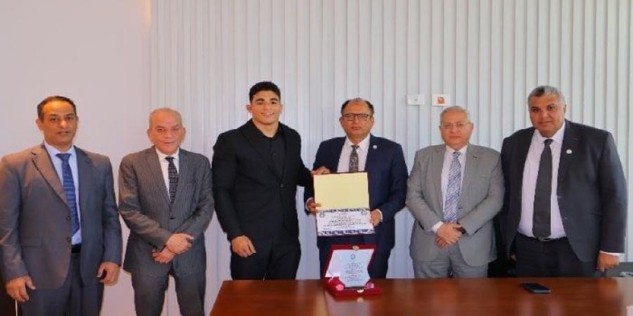 رئيس جامعة حلوان الأهلية يكرم بطل إفريقيا في المصارعة الحرة