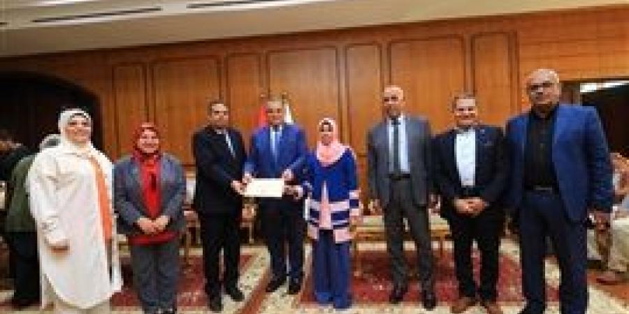 رئيس جامعة كفر الشيخ يكرم أعضاء هيئة التدريس مدربي الدورات التدريبية بمركز الارشاد النفسي