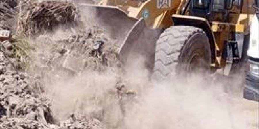 وحدة التدخل السريع تقوم برفع (350)طن مخلفات مبانى ومخلفات رى وردش من مركز ومدينة ههيا