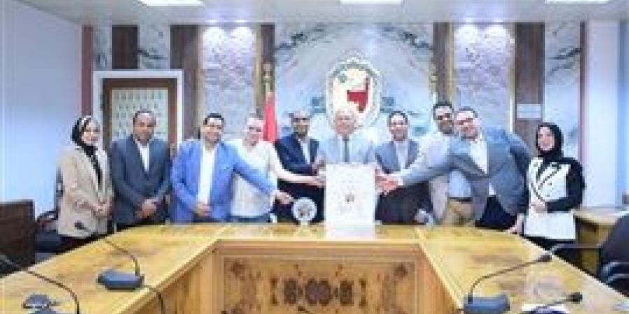 النعماني يكرم فريق عمل مستشفيات سوهاج الجامعية عقب حصولها علي وسام ودرع التمييز من وزارة التعليم العالي