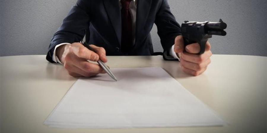 ضبط 3 أشخاص لقيامهم بالتعدي على سائق وإجباره على توقيع إيصالات أمانة وتحويل مبالغ مالية