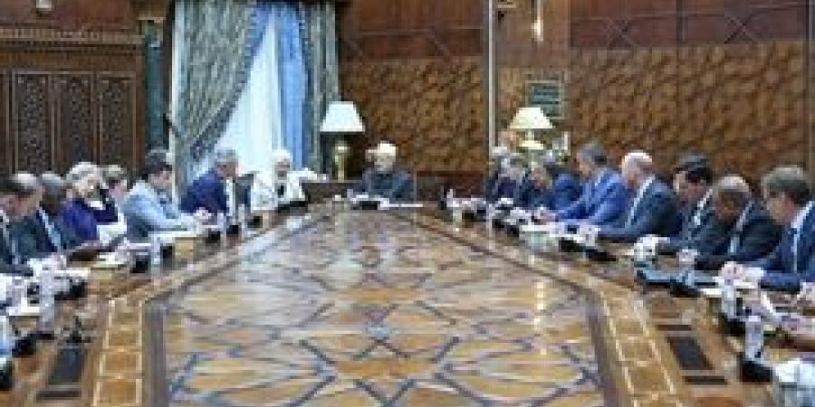 شيخ الأزهر يلتقي وفد الكلية الملكية لدراسات الدفاع بالمملكة المتحدة