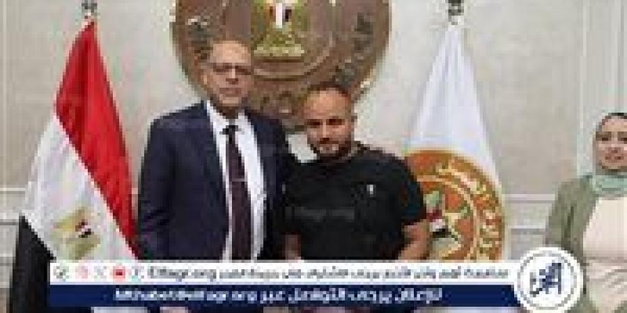 وزير العمل يُسلم عقود العمل لشباب بالإمارات ويؤكد: الكوادر المصرية محل ثقة