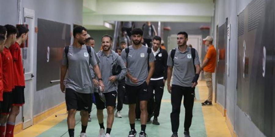 لحظة وصول فريق المصري لأرض الملعب استعدادا لمواجهة الأهلي.. صور