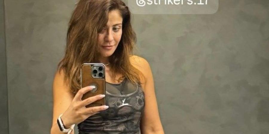 هيدي كرم تشارك جمهورها بصورة من داخل صالة الألعاب الرياضية
