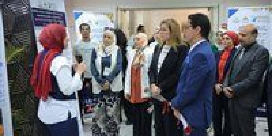 رئيس جامعة بنها يفتتح معرض للمشروعات الطلابية في مجال العلوم التطبيقية