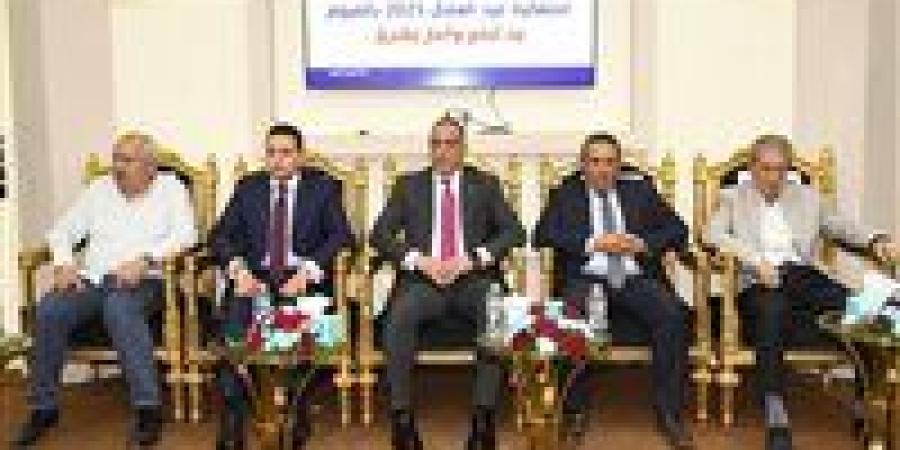 محافظ الفيوم يشهد احتفالية عيد العمال 2025 ويكرم 25 عاملًا من الوحدات المحلية