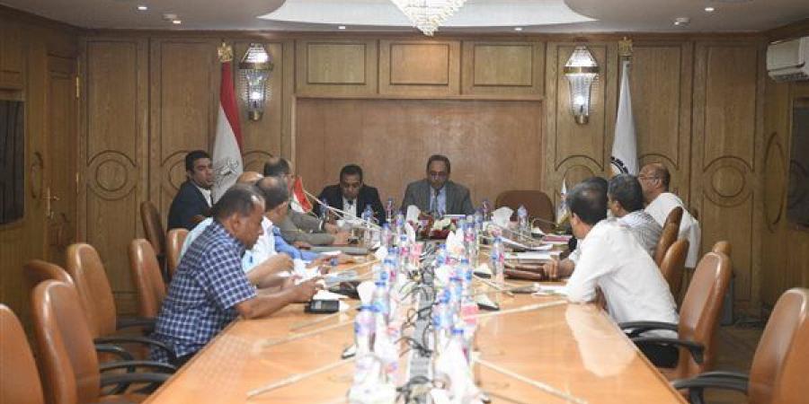 محافظ قنا يلتقي نواب البرلمان لبحث ملفات التنمية وتعزيز التعاون المشترك