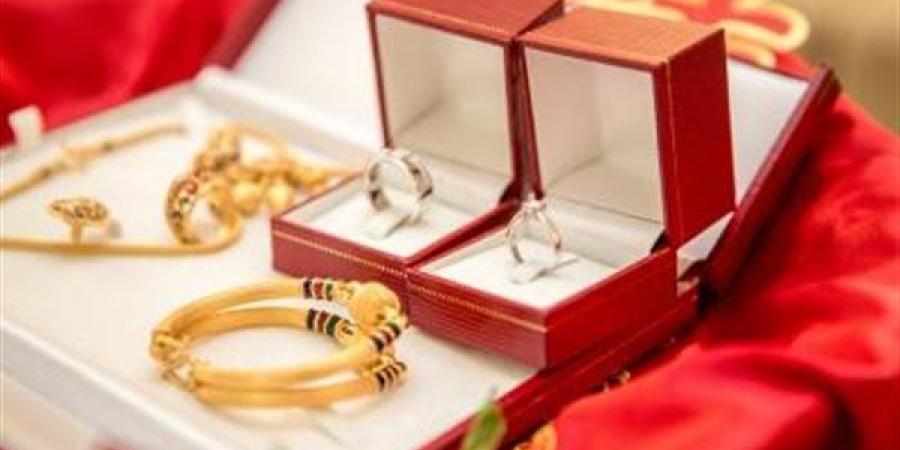 أمين الفتوى: لا يجوز للزوج أخذ "الشبكة" من زوجته رغمًا عنها بعد الزواج!