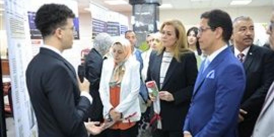 رئيس جامعة بنها يفتتح معرض للمشروعات الطلابية فى مجال العلوم التطبيقية