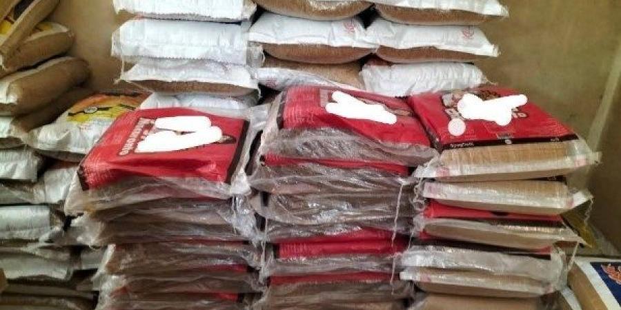 ضبط 9 طن سكر ومكرونة وأسماك ومواد غذائية بدون فواتير بالعاشر من رمضان