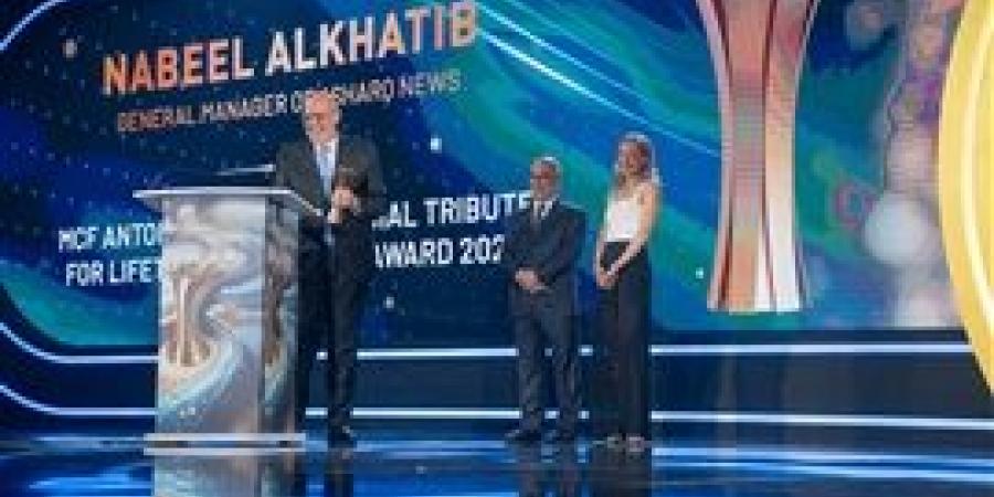 تكريم نبيل الخطيب بـ "جائزة الإنجاز مدى الحياة" في حفل توزيع جوائز مؤسسة مي شدياق للإعلام