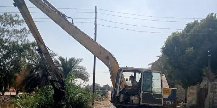 تطهير الترع والمصارف ورش القرى والضواحي حفاظاً على البيئة وصحة المواطنين