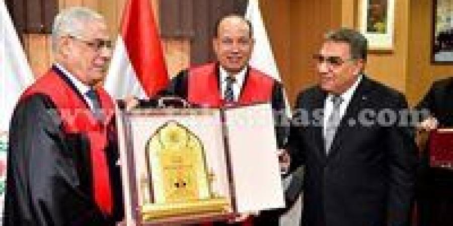 منح الدكتوراه الفخرية للنائب العام من جامعة المنصورة تقديرًا لإسهاماته في دعم العدالة